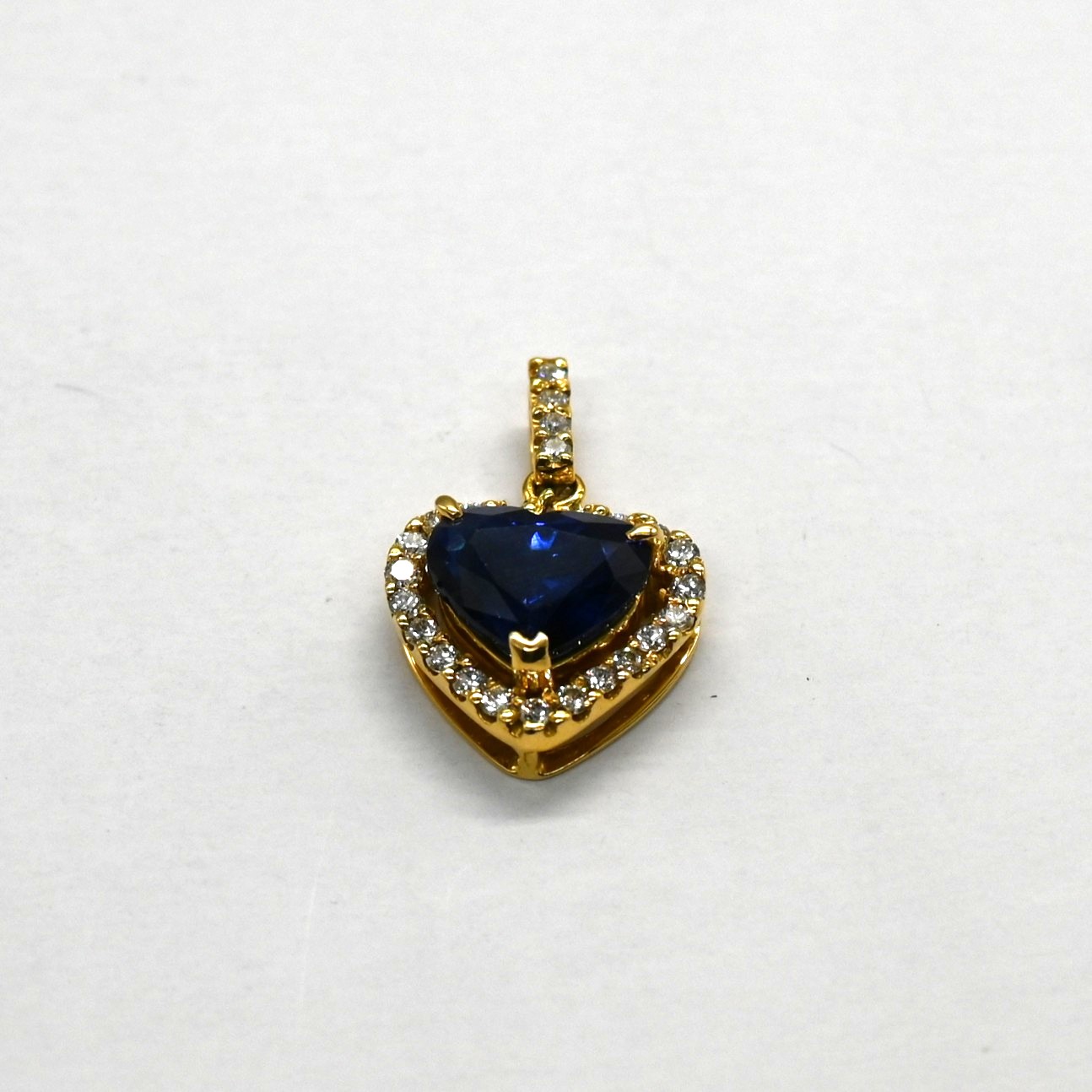 3.95ct 心形锡兰蓝宝石及钻石 18K 金项链