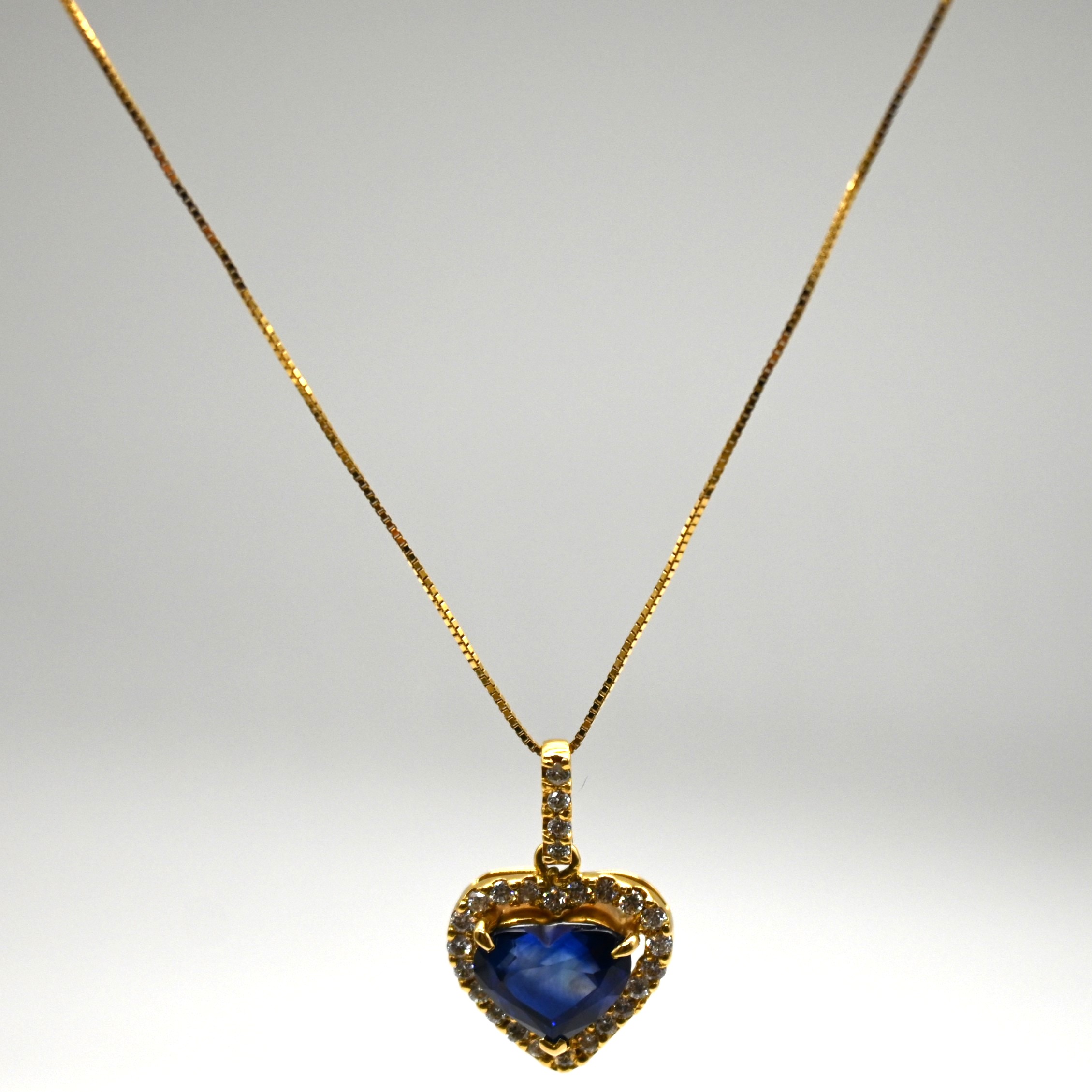 3.95ct 心形锡兰蓝宝石及钻石 18K 金项链