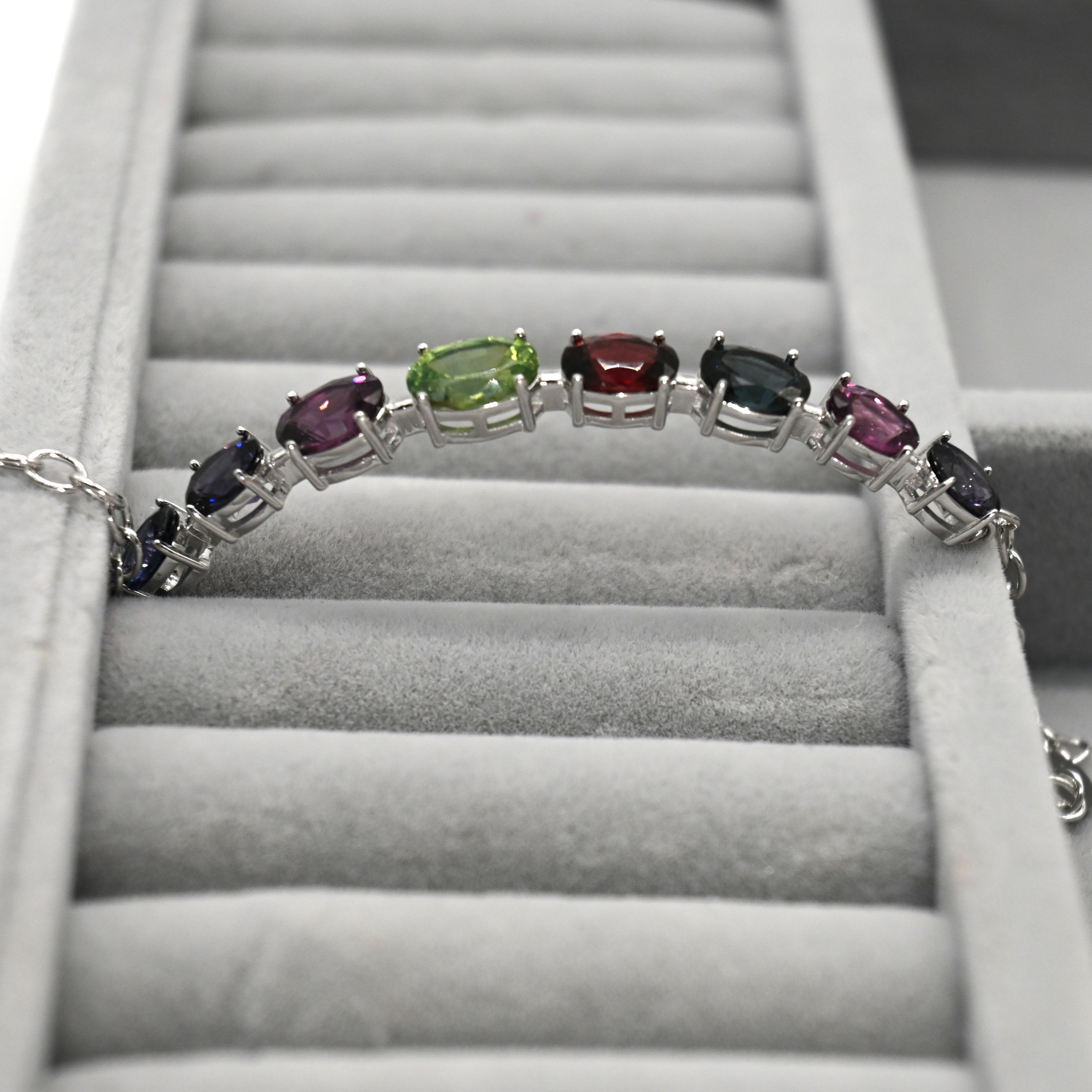 925纯银镶8颗椭圆彩宝手链 (8.5克拉天然宝石)