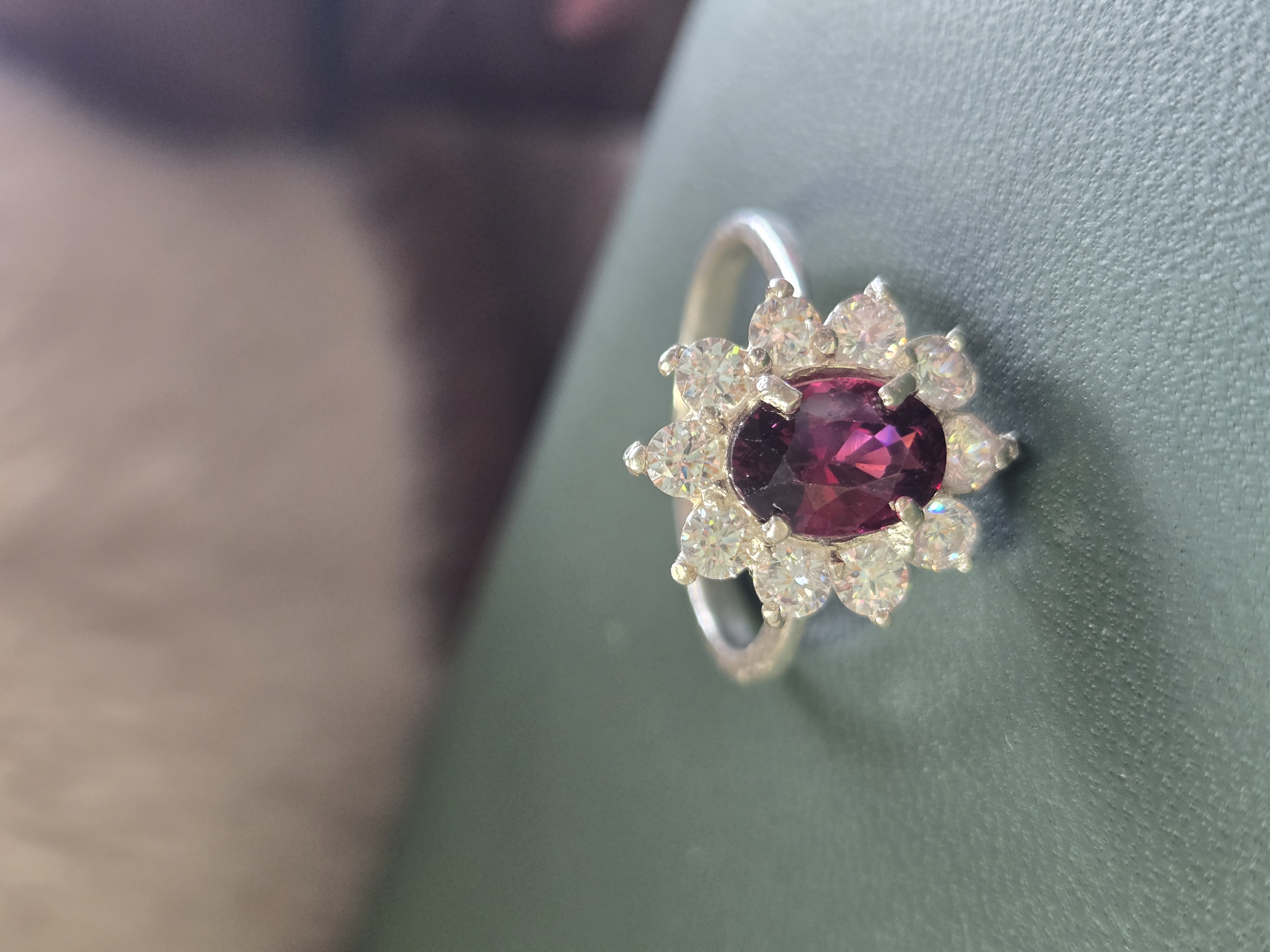 椭圆形红石榴石匠心银手工戒指