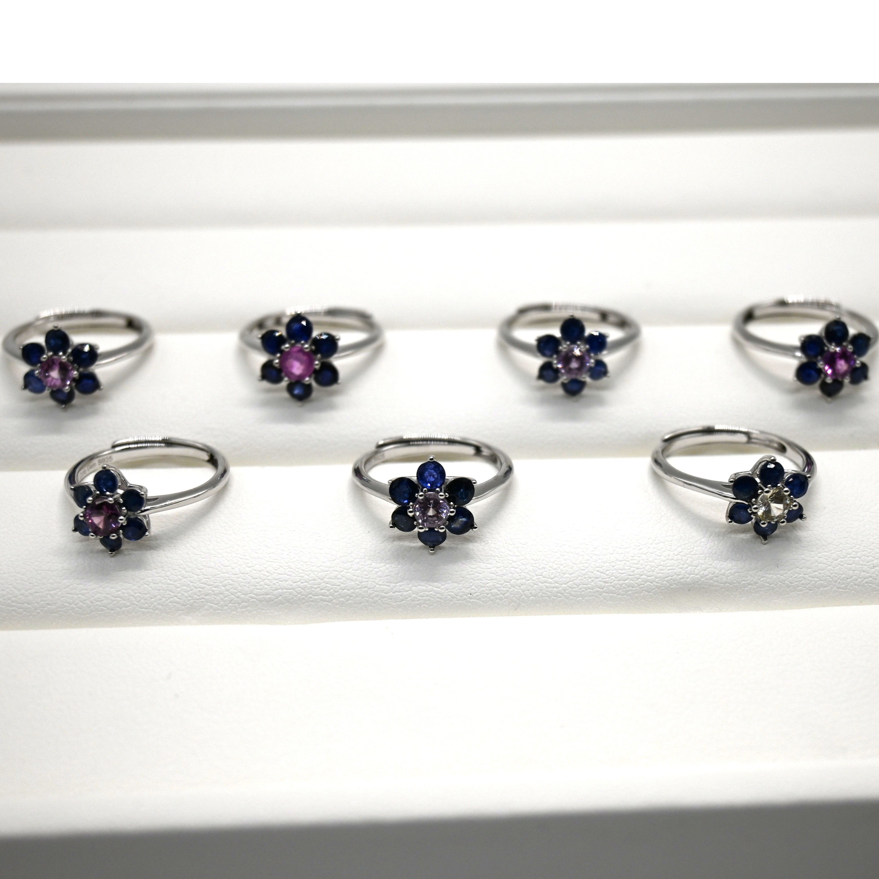 7 颗天然蓝宝石(总重 1.25ct);花卉主题;925 纯银;11# 可调节戒托;重量 2g。 蓝宝石花戒, 花卉银戒, 多石蓝宝石, 可调节 925 银, 斯里兰卡手工
