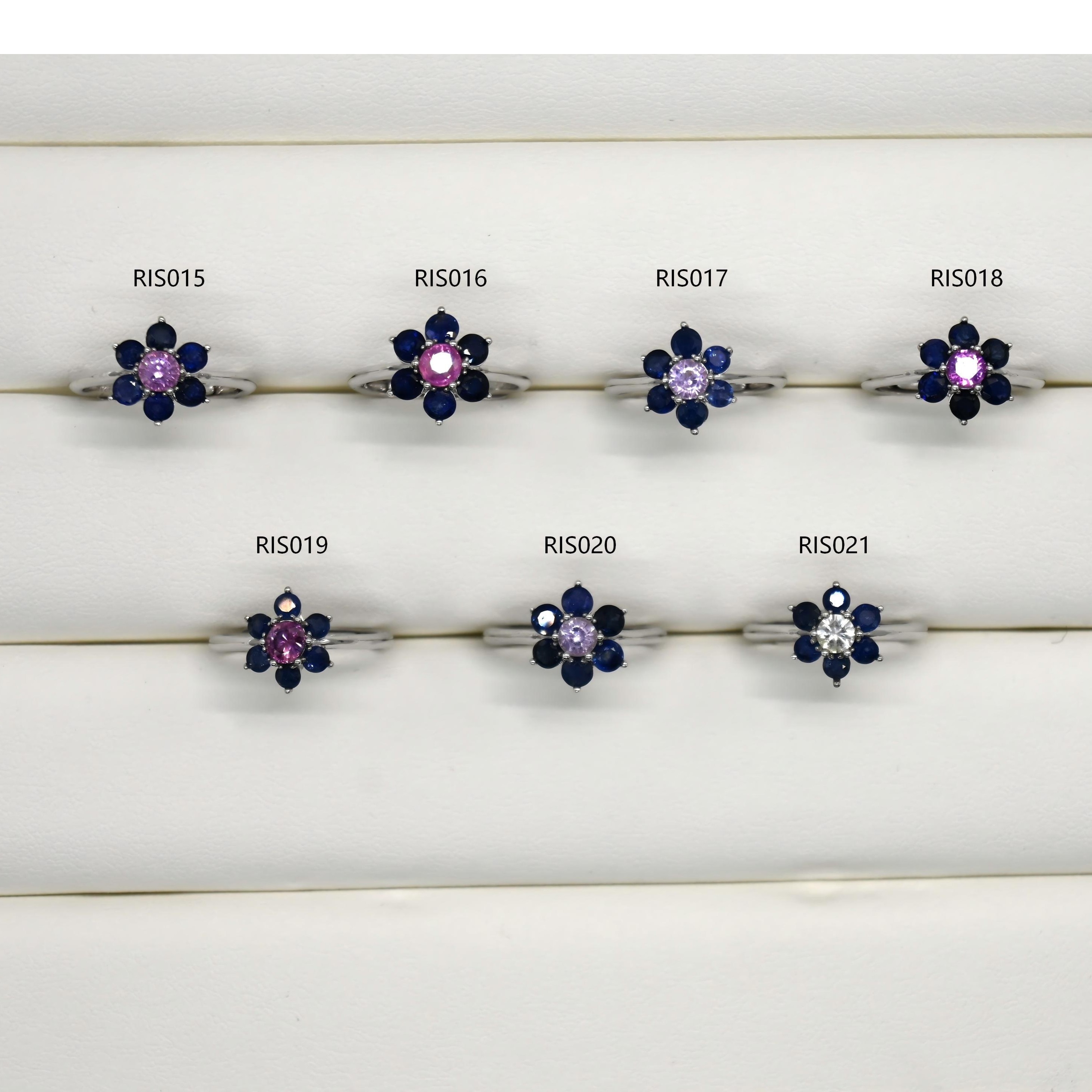 7 颗天然蓝宝石(总重 1.25ct);花卉主题;925 纯银;11# 可调节戒托;重量 2g。 蓝宝石花戒, 花卉银戒, 多石蓝宝石, 可调节 925 银, 斯里兰卡手工