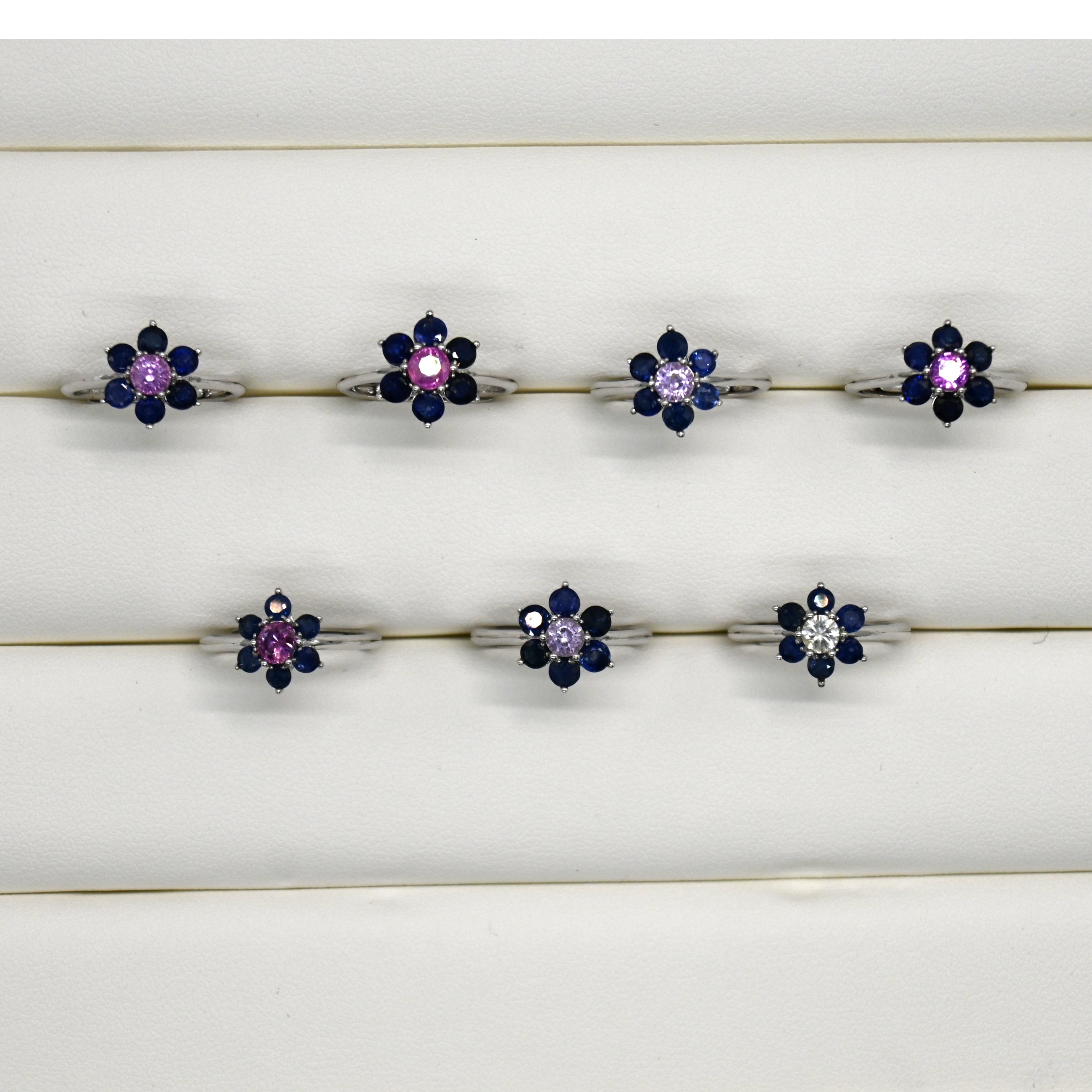7 颗天然蓝宝石(总重 1.25ct);花卉主题;925 纯银;11# 可调节戒托;重量 2g。 蓝宝石花戒, 花卉银戒, 多石蓝宝石, 可调节 925 银, 斯里兰卡手工