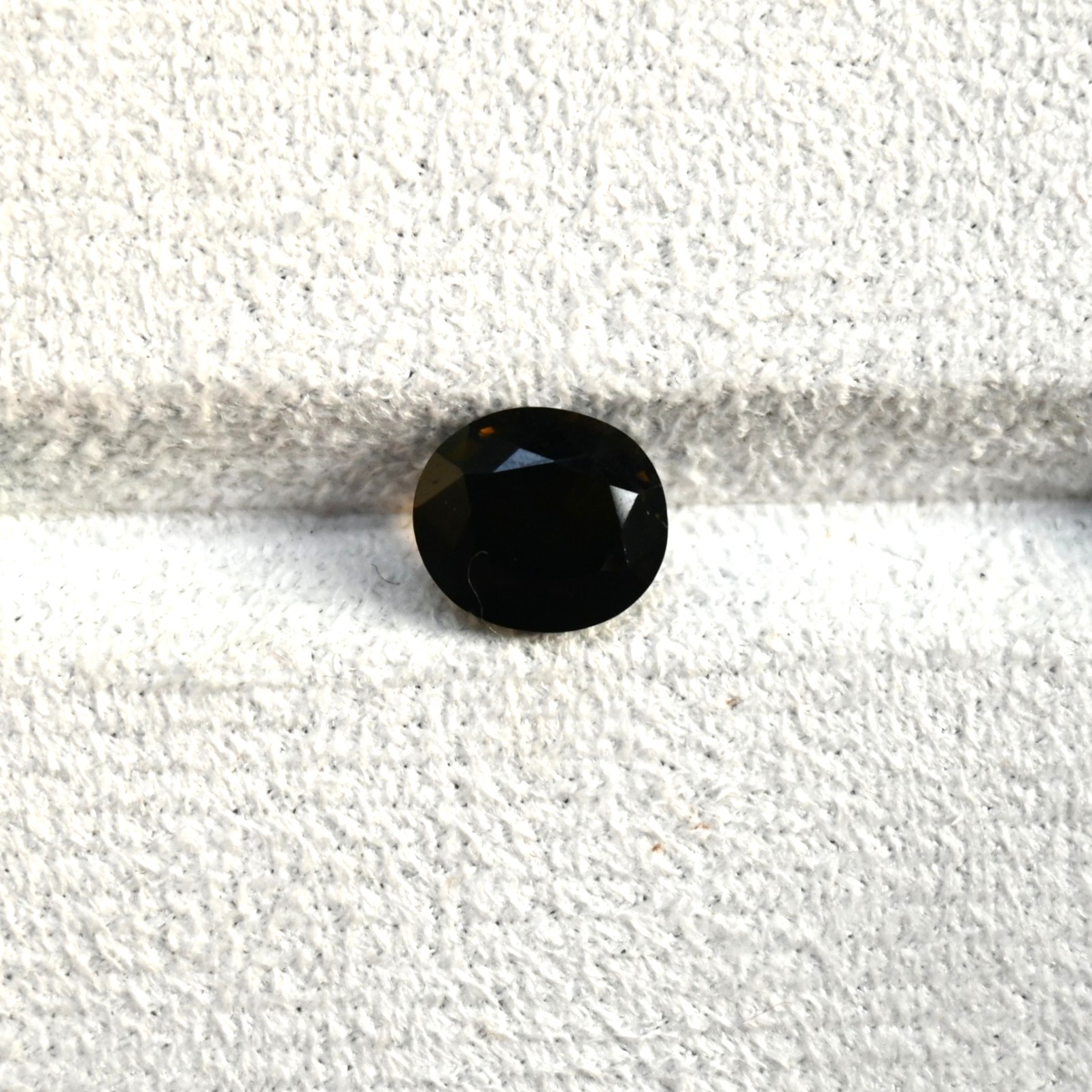 • 种类:碧玺 (电气石) • 重量:3.87ct • 产地:斯里兰卡 • 形状:椭圆形 黑碧玺, 3.87ct TO0001, 黑色电气石