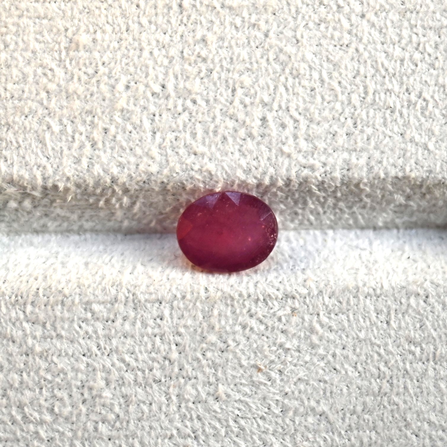 • 种类:天然红宝石 • 重量:3.9ct • 产地:缅甸 • 形状:椭圆形 缅甸红宝石, 3.9ct RU0005, 缅甸红宝石裸石