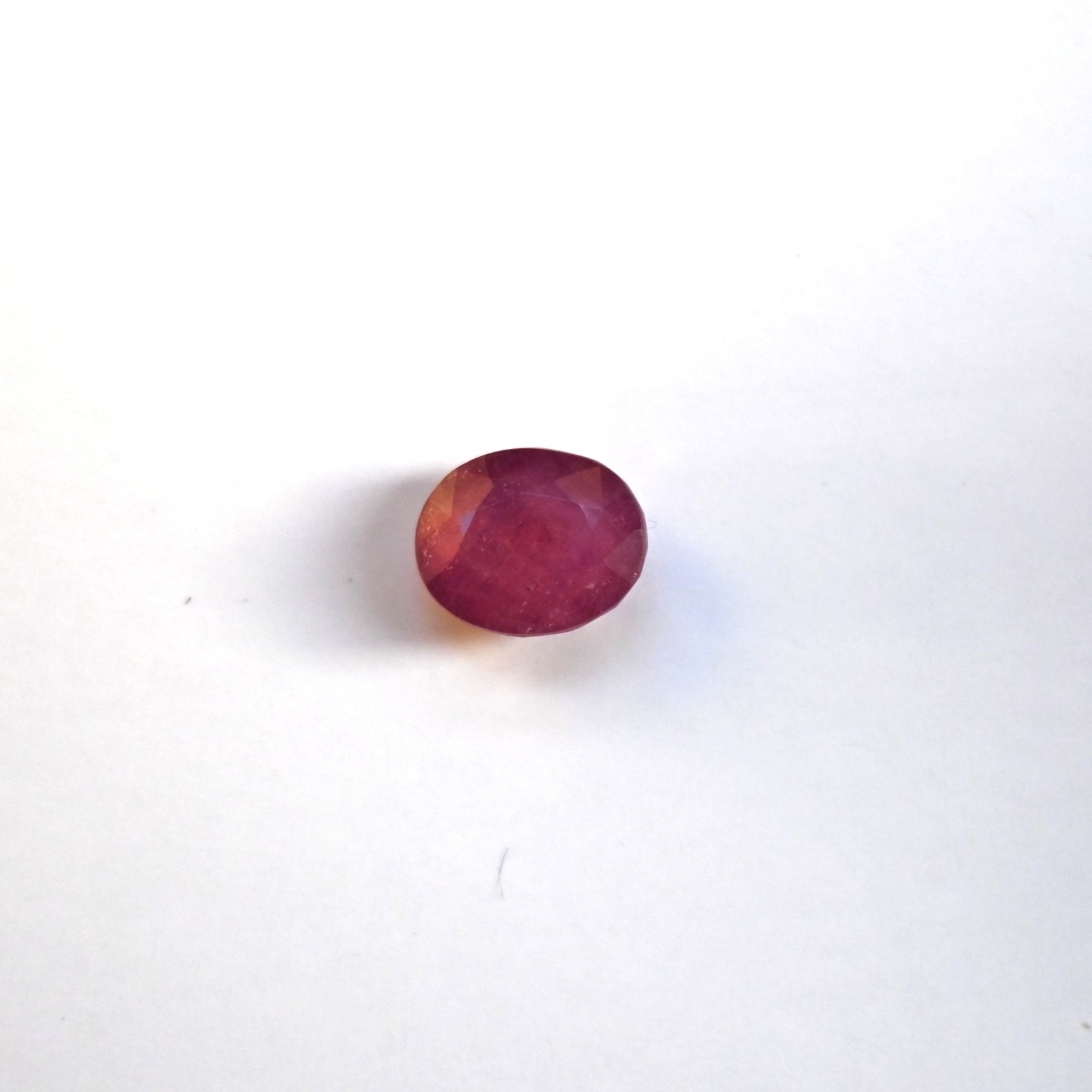 • 种类:天然红宝石 • 重量:3.9ct • 产地:缅甸 • 形状:椭圆形 缅甸红宝石, 3.9ct RU0005, 缅甸红宝石裸石