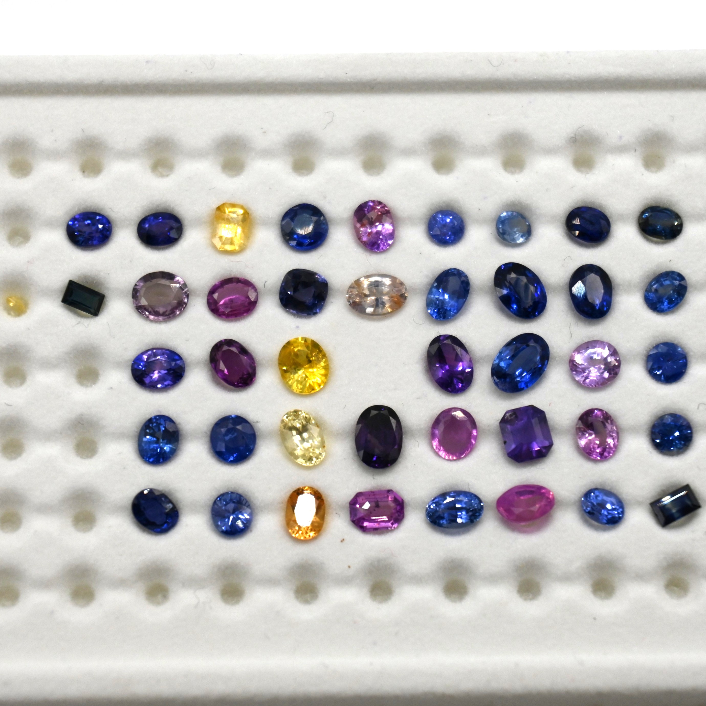 • 种类:蓝宝石 • 重量:18.9ct • 产地:斯里兰卡 • 形状:混合 蓝宝石, 18.9ct SAL001, 斯里兰卡混色蓝宝石