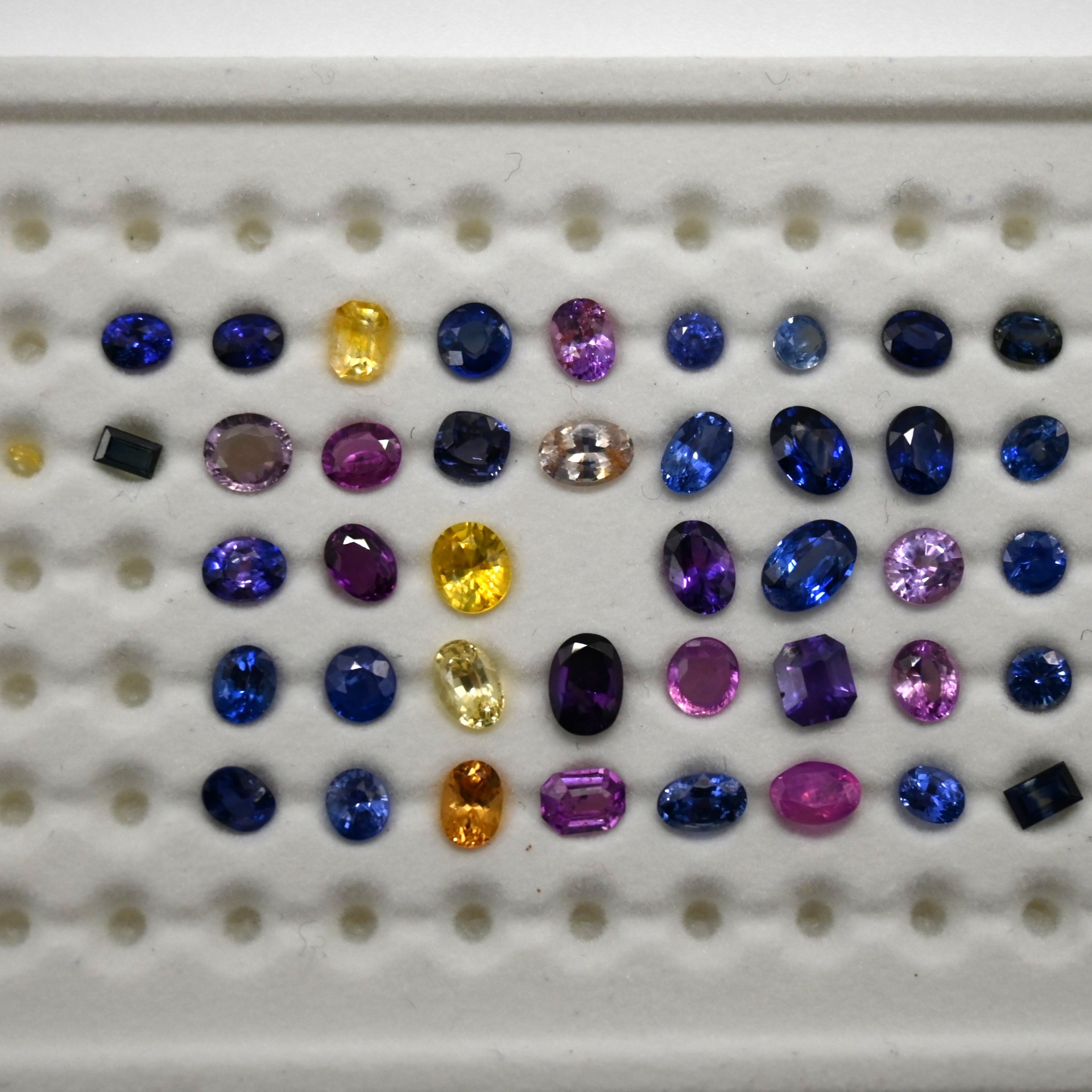 • 种类:蓝宝石 • 重量:18.9ct • 产地:斯里兰卡 • 形状:混合 蓝宝石, 18.9ct SAL001, 斯里兰卡混色蓝宝石