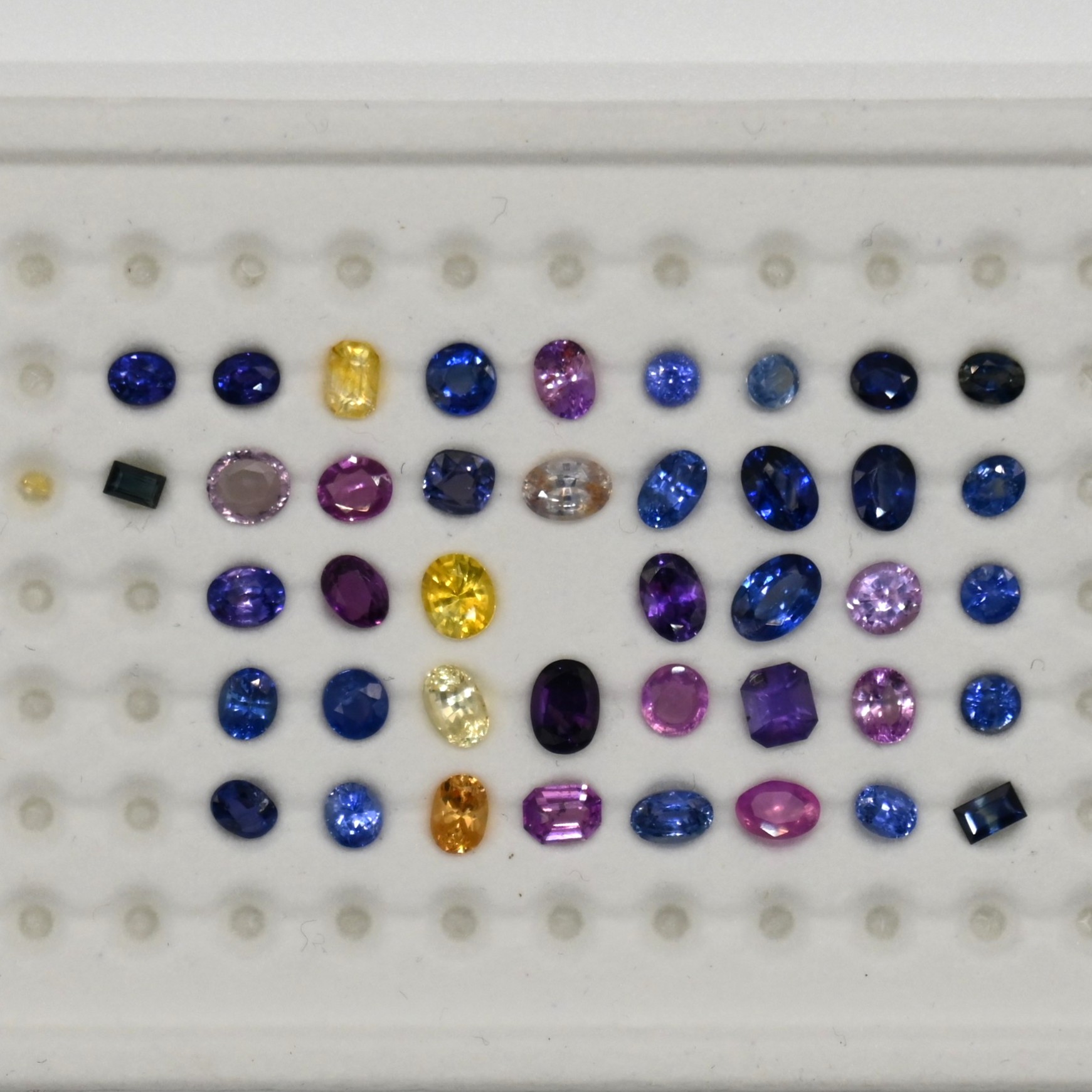 • 种类:蓝宝石 • 重量:18.9ct • 产地:斯里兰卡 • 形状:混合 蓝宝石, 18.9ct SAL001, 斯里兰卡混色蓝宝石
