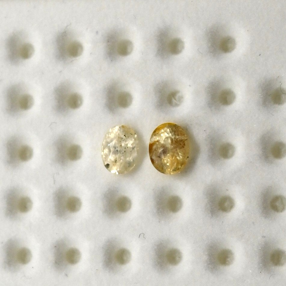 • 种类:黄蓝宝石包裹 • 数量:2粒 • 总重:2.35ct • 产地:斯里兰卡 黄蓝宝石对石, SAL007, 内含物蓝宝石, 2.35ct黄色套装