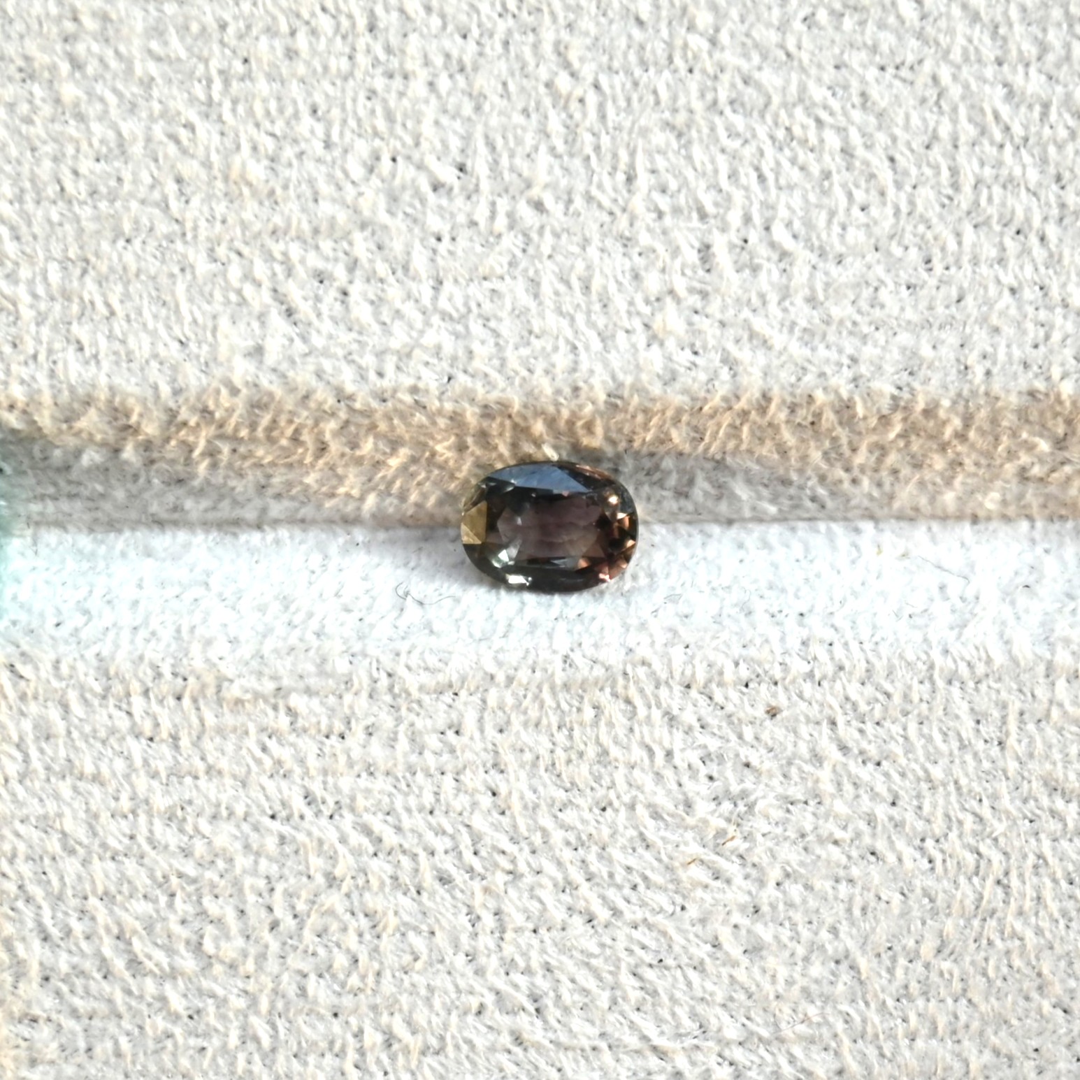 • 种类:绿宝石 • 重量:1.24ct • 产地:斯里兰卡 • 形状:椭圆形 鼠尾草绿蓝宝石, SAG002, 1.24克拉绿色宝石