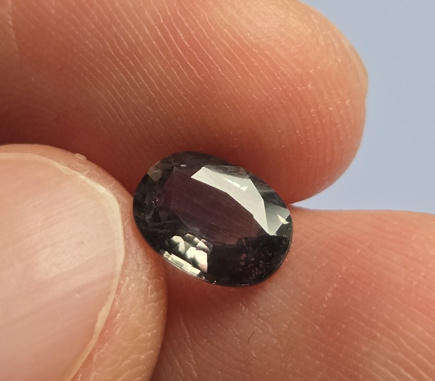 • 种类:绿宝石 • 重量:1.24ct • 产地:斯里兰卡 • 形状:椭圆形 鼠尾草绿蓝宝石, SAG002, 1.24克拉绿色宝石