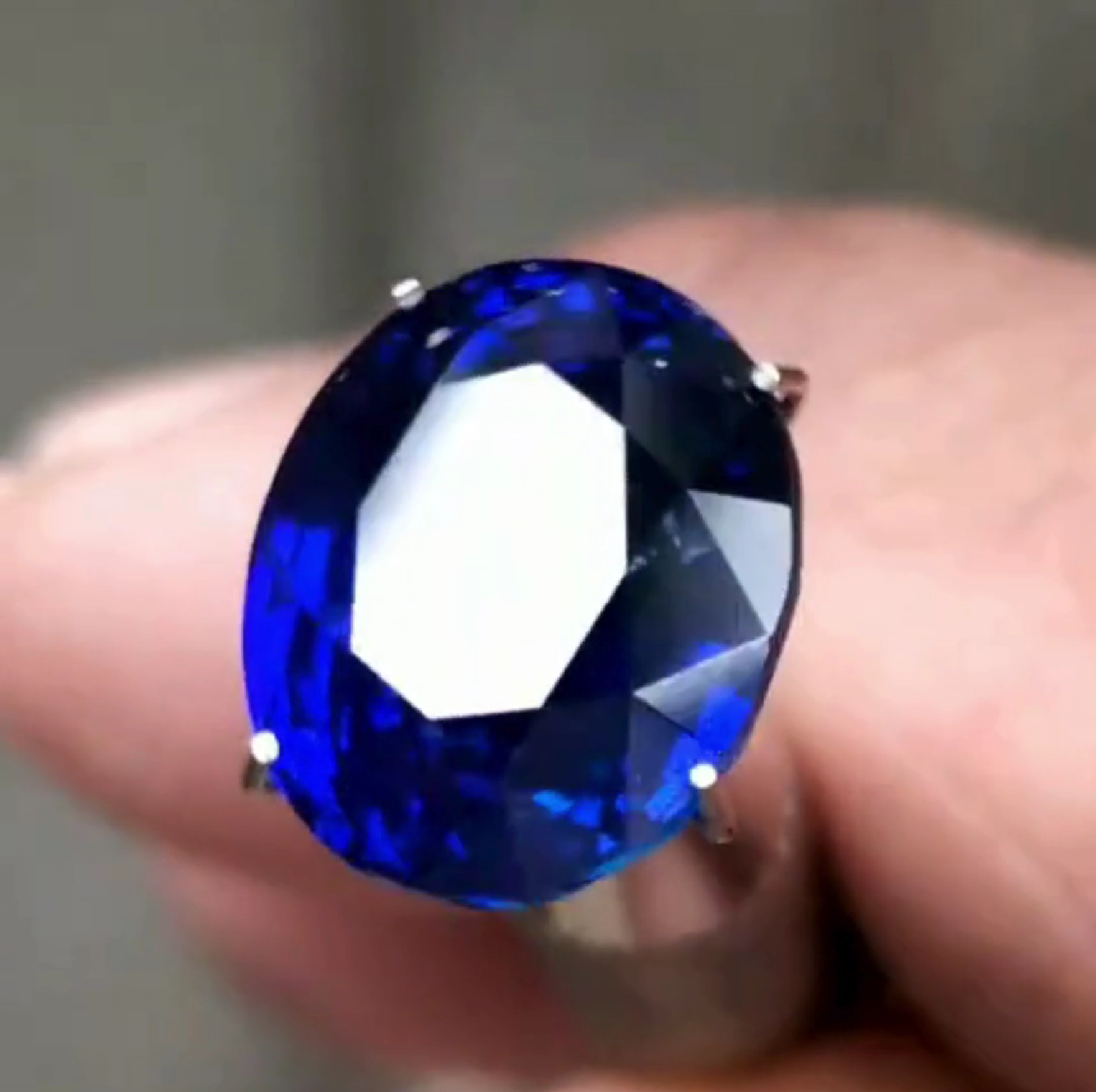 10.07克拉皇家蓝椭圆形蓝宝石 – 权威认证高级宝石