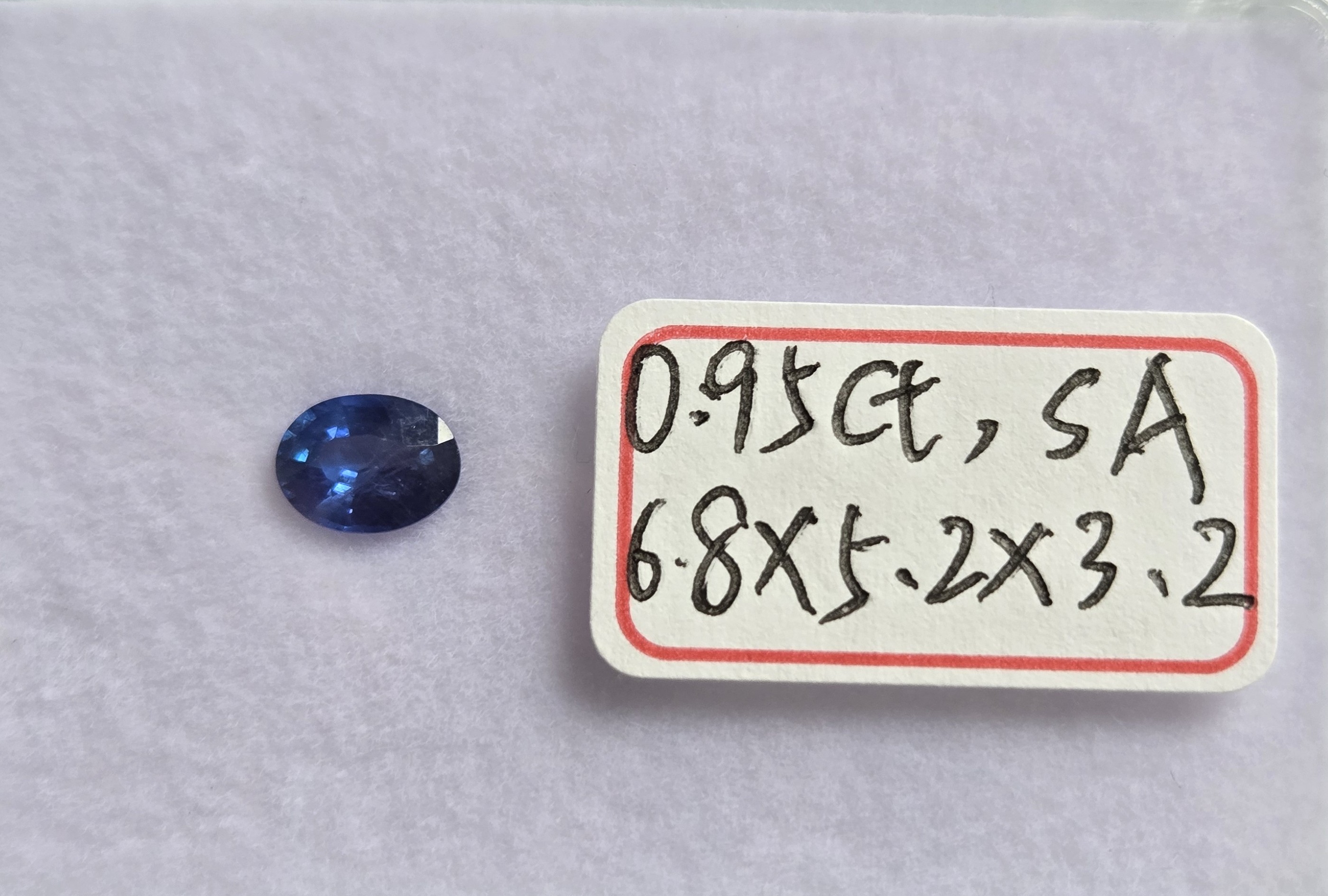 • 种类:天然蓝宝石 • 重量:0.99ct • 产地:斯里兰卡 • 形状:椭圆形 蓝色椭圆蓝宝石, 0.99克拉 SA0008, 斯里兰卡宝石