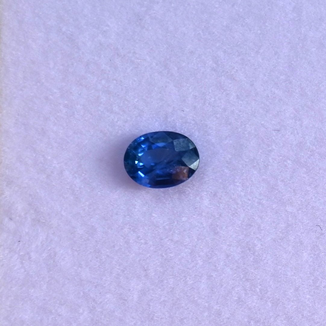 • 种类:天然蓝宝石 • 重量:0.99ct • 产地:斯里兰卡 • 形状:椭圆形 蓝色椭圆蓝宝石, 0.99克拉 SA0008, 斯里兰卡宝石
