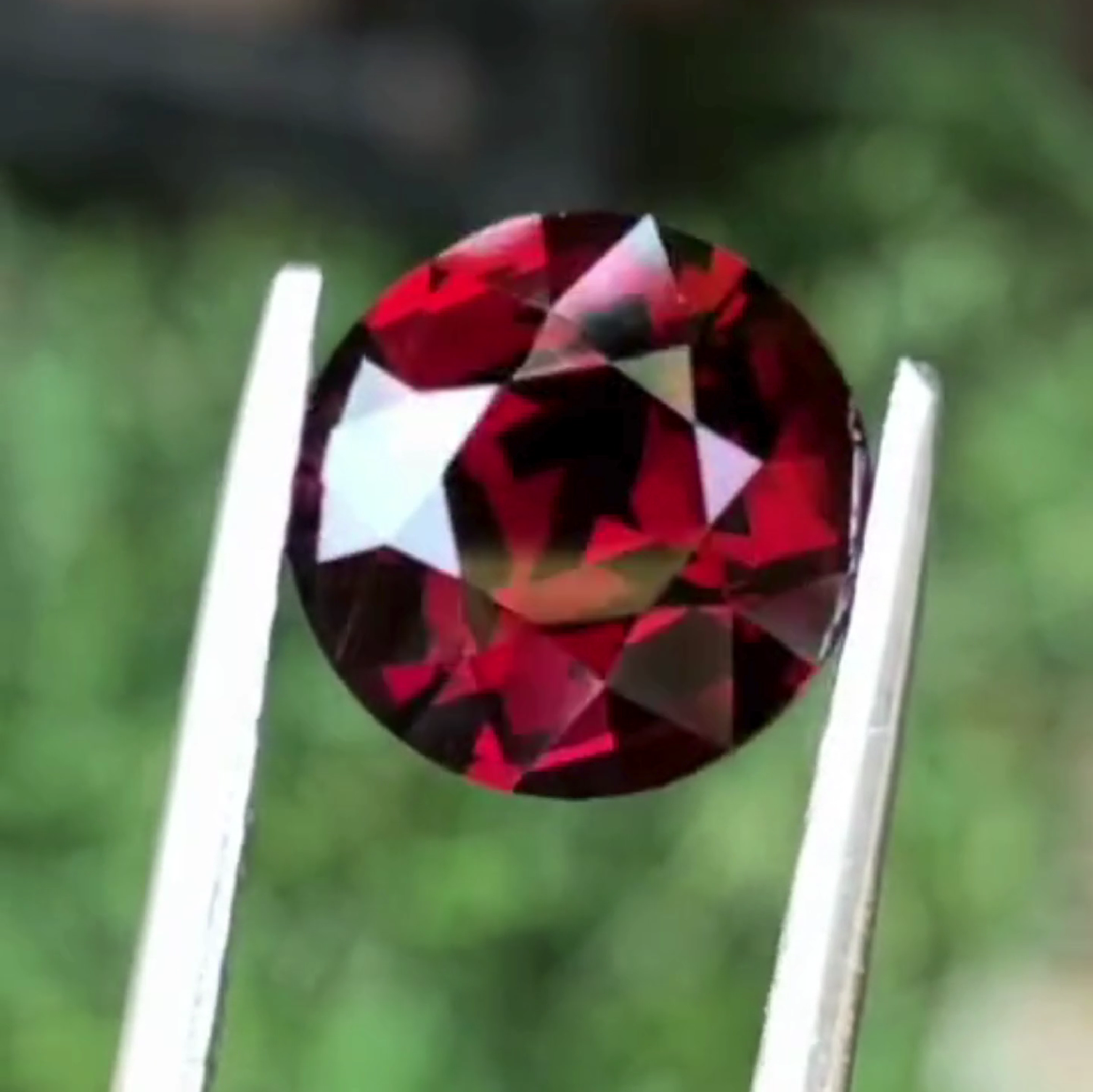 Round Cut Garnet, Sri Lanka Red Garnet, 5.14ct Gemstone, Brilliant Cut, Fire Garnet, Collector Stone