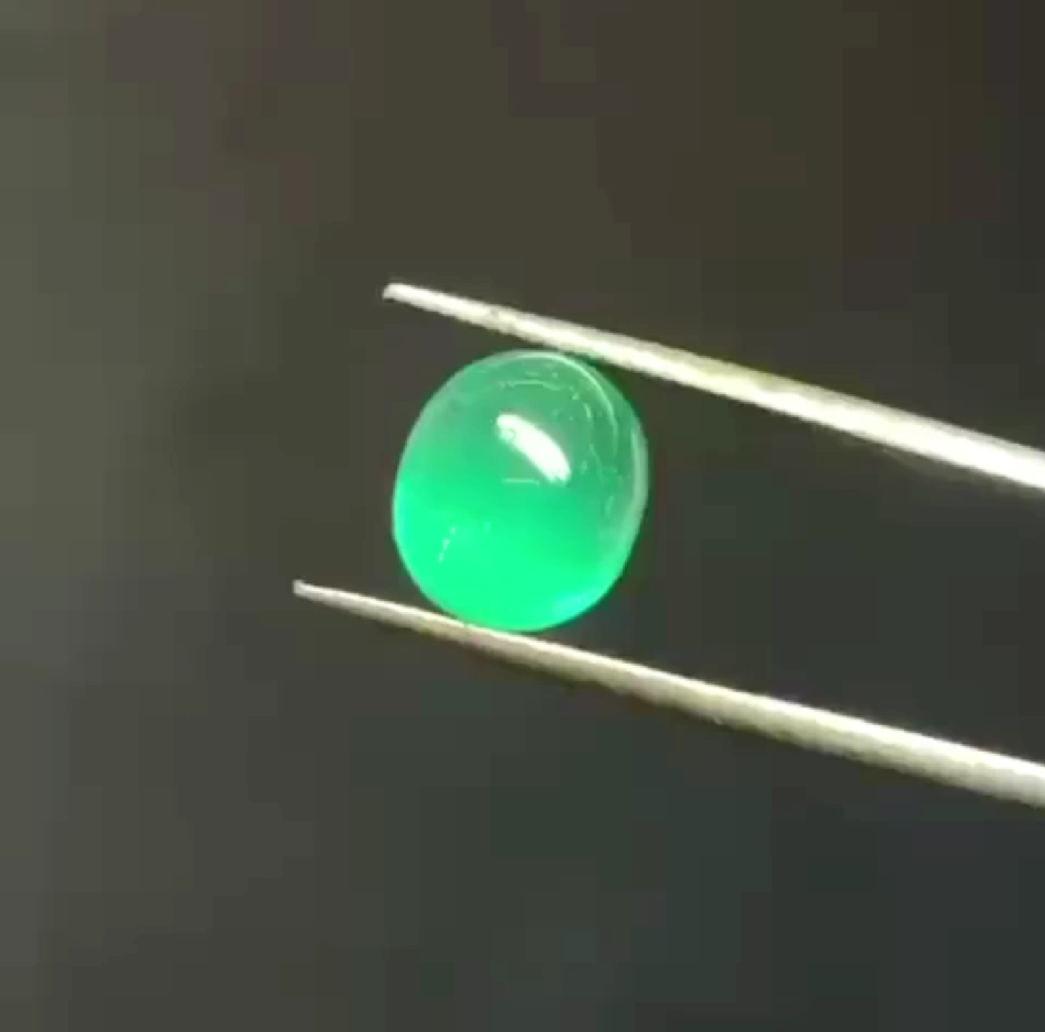 Rare 3.90ct Natural Emerald Cat's Eye - Sharp Chatoyancy - Oval Cabochon Flatback