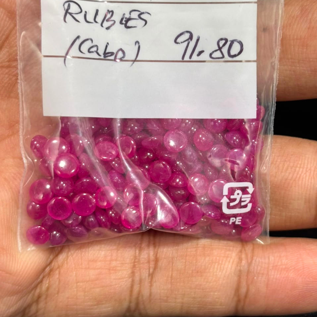 مجموعة أحجار ياقوت طبيعي مستديرة بقطع "كابوشون" (Cabochon) – الوزن الإجمالي 91.8 قيراطاً – متوسط ​​الحجم 4 مم
