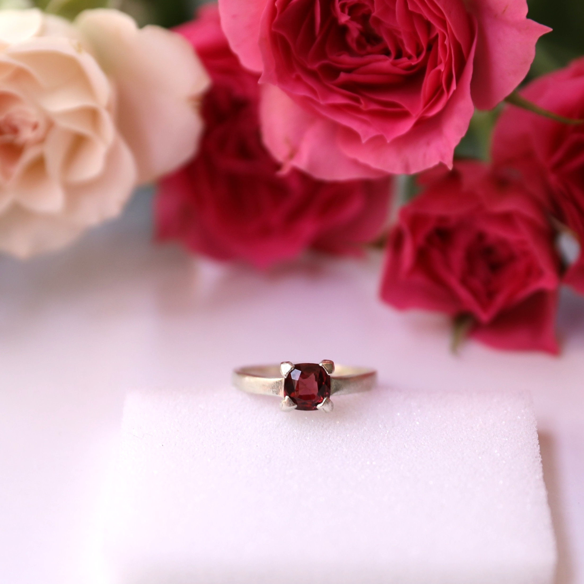 Anillo artesanal de plata con solitario de granate rojo sencillo