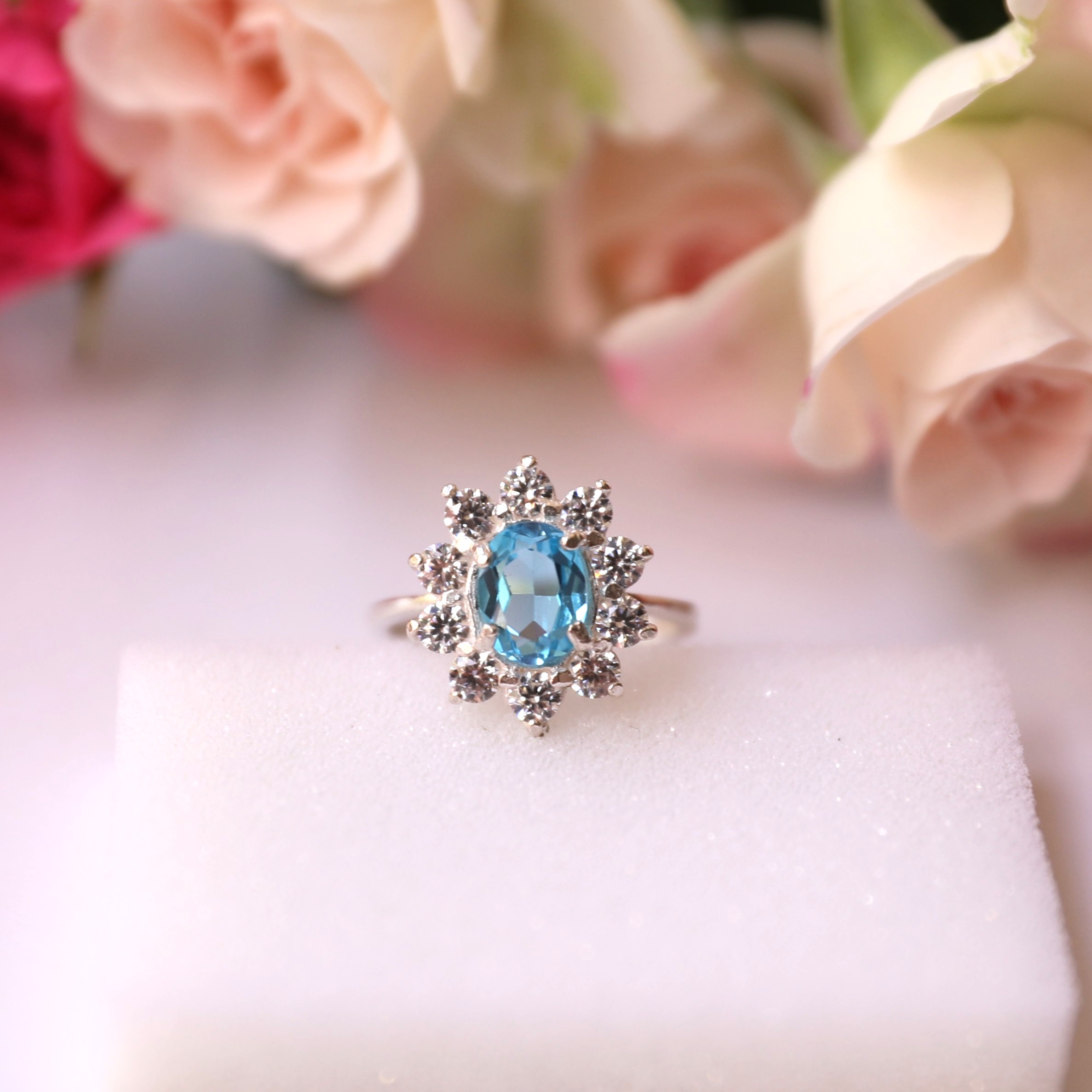 Anillo tipo halo de plata 925 y topacio azul hecho a mano