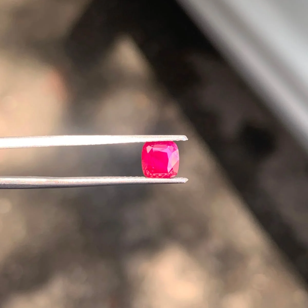 5.56克拉天然烧色红宝石 垫形切工